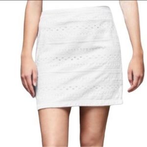 🤍 NWT Gap White Eyelet Skirt – Classic & Feminine!